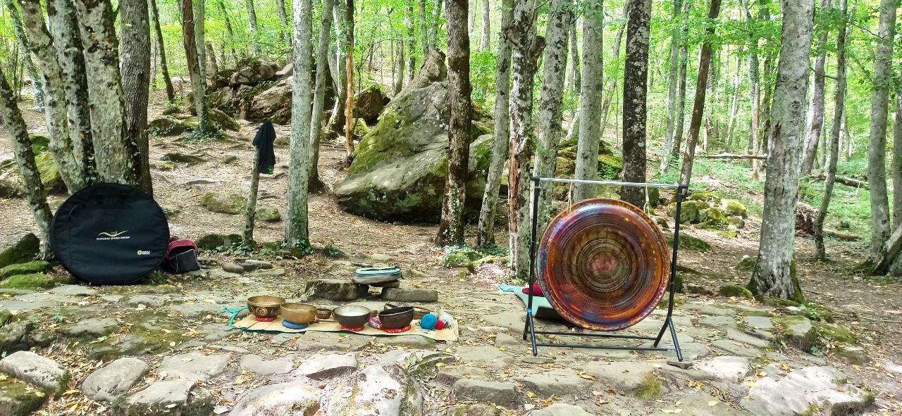 Атмосфера медитации и звукотерапии поющими чашами