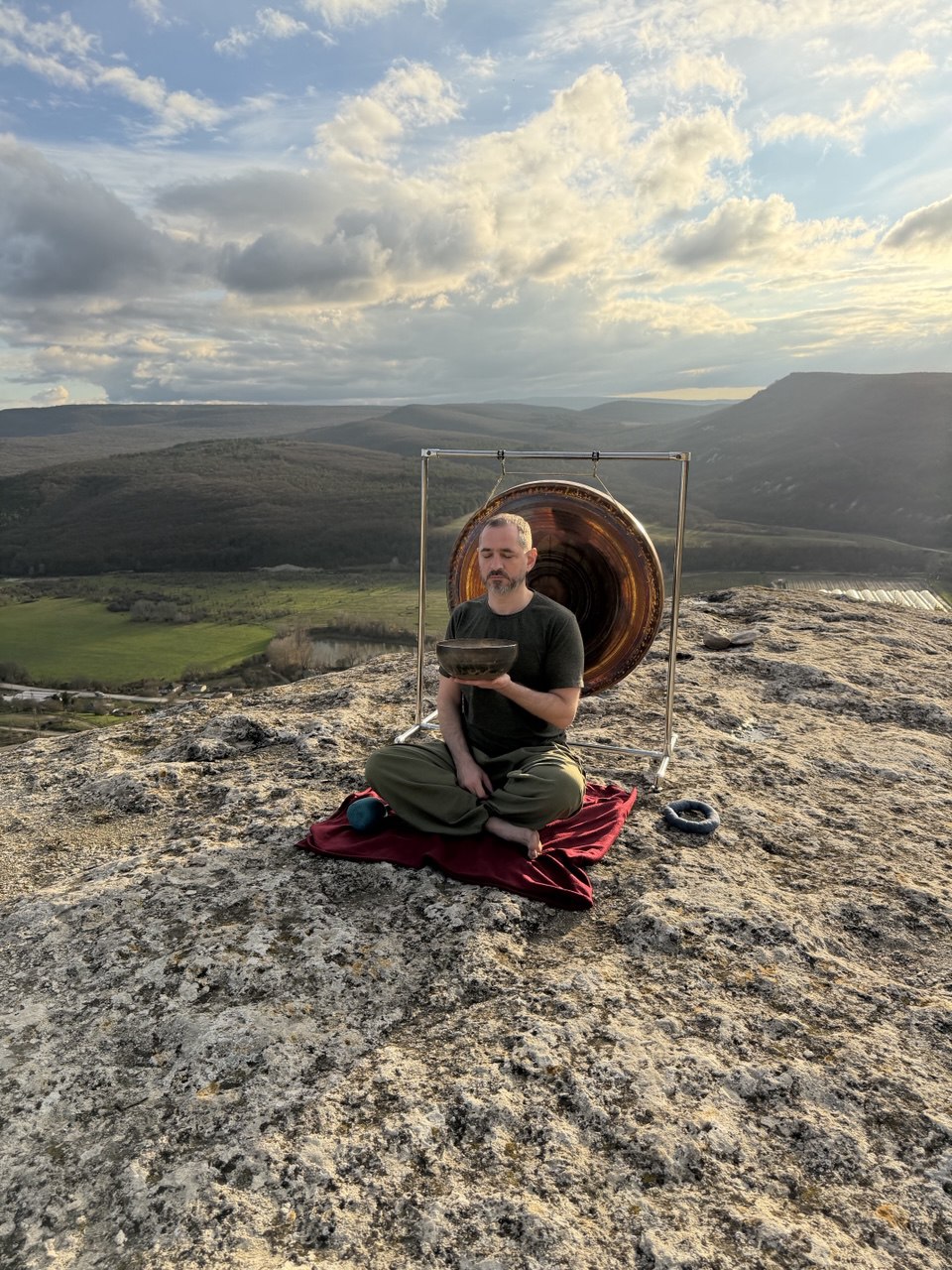 Мастер Сергей — практик звукотерапии поющими чашами